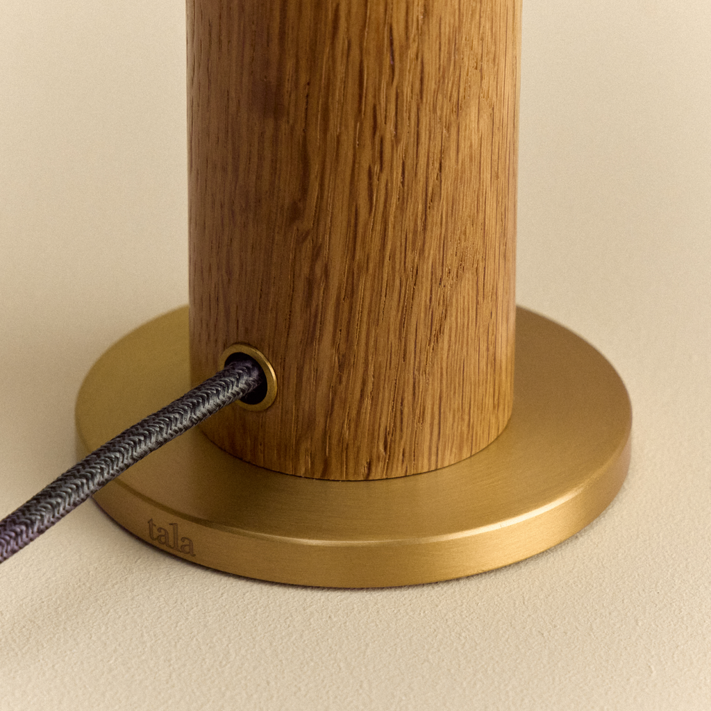 Knuckle Table Lamp in Oak + Enno