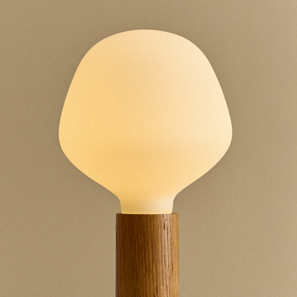 Knuckle Table Lamp in Oak + Enno