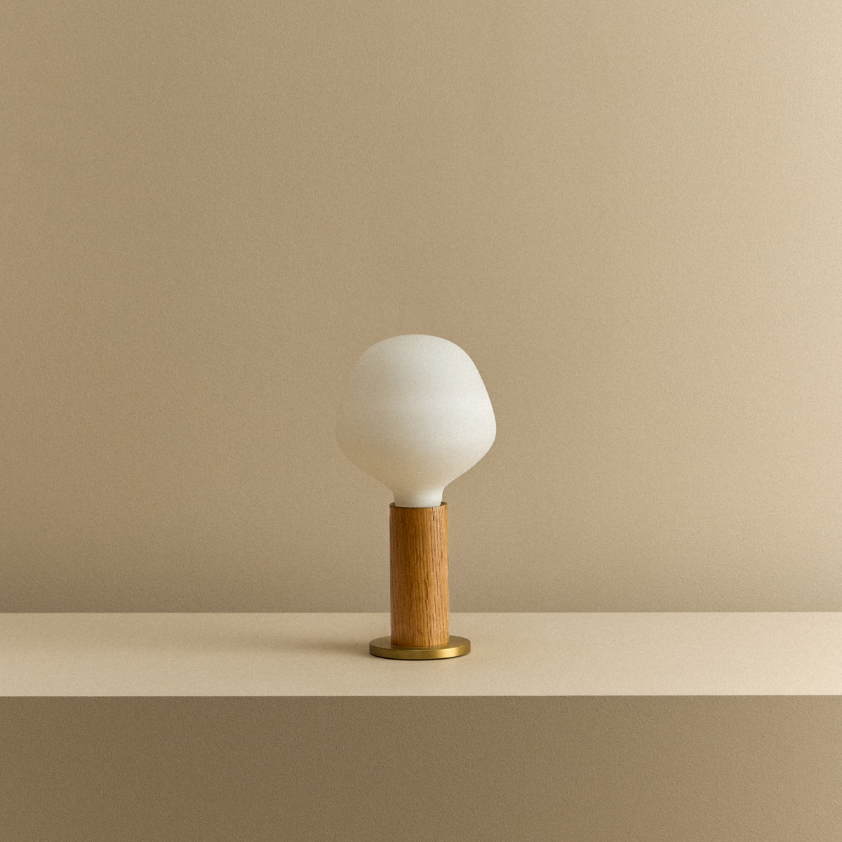 Knuckle Table Lamp in Oak + Enno