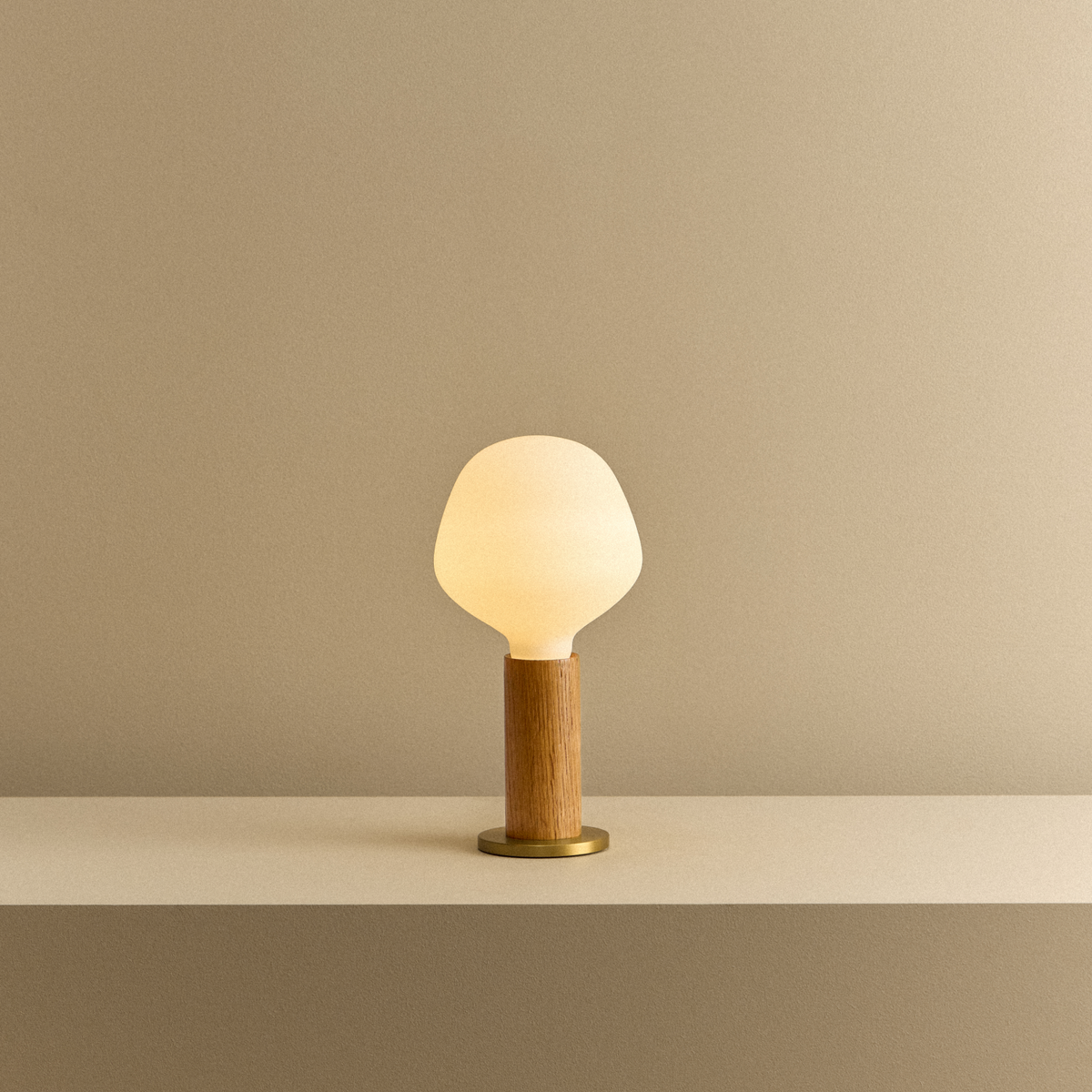 Knuckle Table Lamp in Oak + Enno