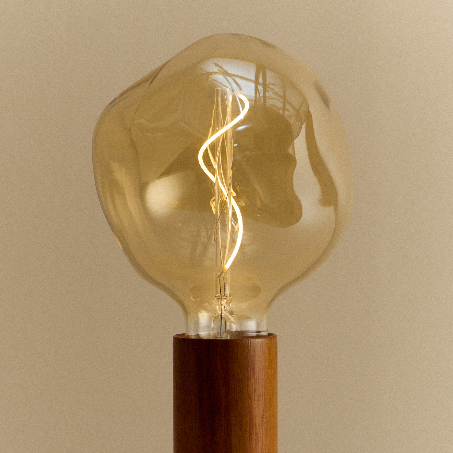 Knuckle Table Lamp in Walnut + Voronoi I
